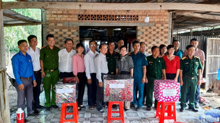 Ban Chỉ đạo công tác Vận động quần chúng tỉnh và huyện thăm hỏi và tặng quà cho các đơn vị làm công tác Dân vận đợt 1/2020 tại xã Lợi Thuận và An Thạnh