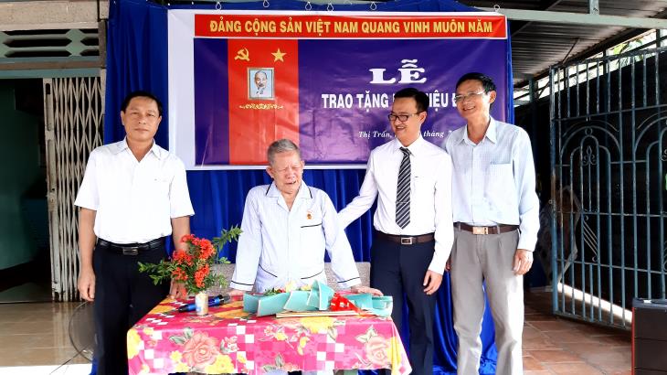 Ban Thường vụ Tỉnh ủy Tây Ninh-Trao tặng huy hiệu 60 năm tuổi Đảng tại Bến Cầu