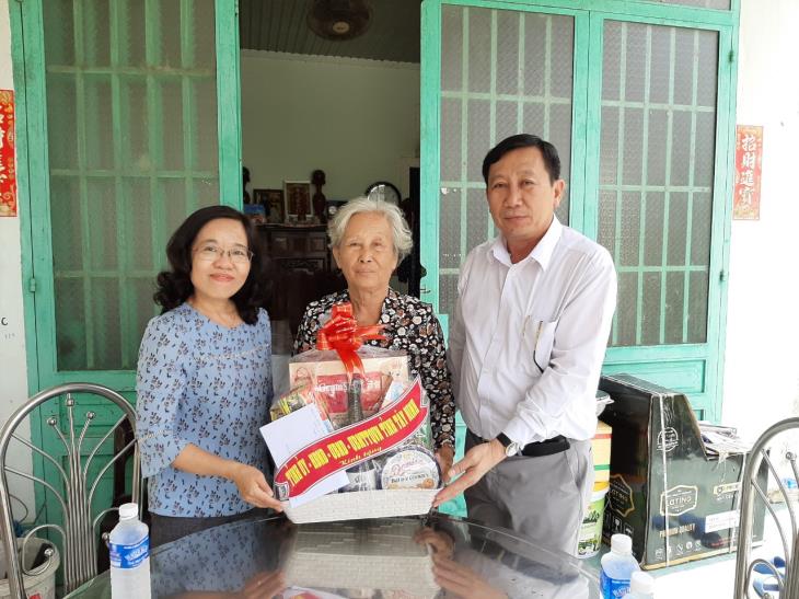 Trưởng Ban Tổ chức Tỉnh ủy thăm và tặng quà gia đình chính sách huyện Bến Cầu