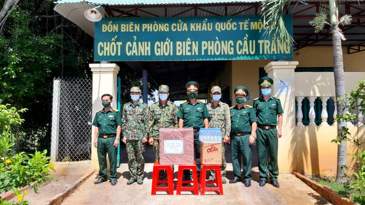 Bộ Chỉ huy Quân sự tỉnh Tây Ninh: Thăm và tặng quà cho các Chốt phòng, chống dịch Covid-19 trên địa bàn huyện Bến Cầu