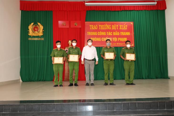 Bộ Công an và UBND tỉnh Tây Ninh: Thưởng đột xuất Công an huyện Bến Cầu và Phòng Tham mưu, Công an tỉnh vì có thành tích bắt đối tượng tàng trữ tiền giả