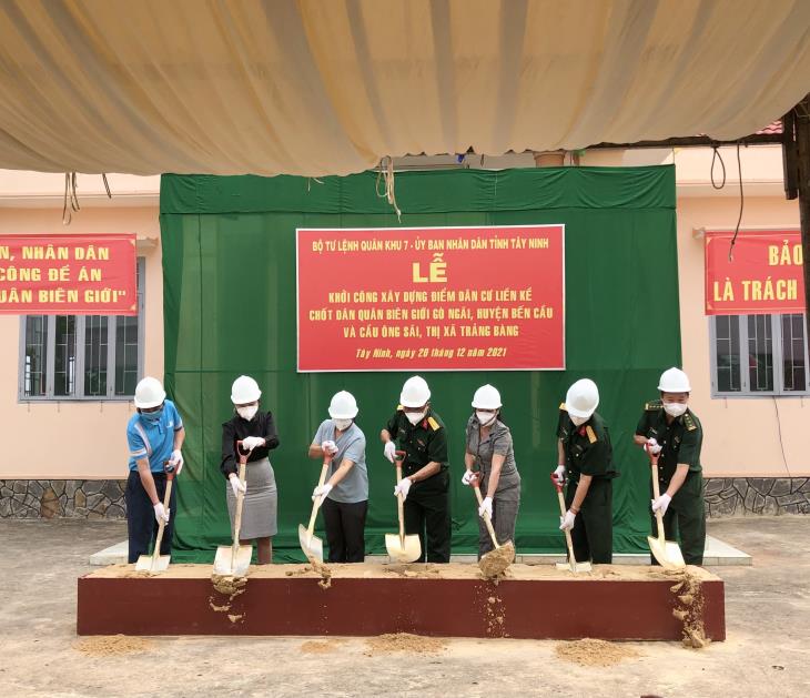 Bộ Tư lệnh Quân khu 7 và UBND tỉnh Tây Ninh: Khởi công xây dựng 10 căn nhà Điểm Dân cư liền kề Chốt Dân quân biên giới Gò Ngãi (Bến Cầu) và Cầu Ông Sãi (Thị xã Trảng Bàng)