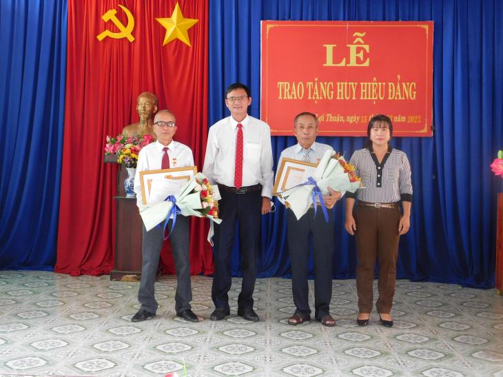 Lợi Thuận trao tặng huy hiệu 45 năm tuổi Đảng cho 02 đảng viên