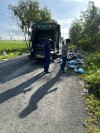 Xã Long Thuận tiến hành thu gom, dẹp bỏ các bãi rác tự phát trên tuyến đường tuần tra biên giới