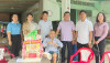Ông Trương Nhật Quang – UV.BTVTU - Trưởng Ban Dân vận Tỉnh ủy Tây Ninhthăm hỏi, tặng quà các gia đình chính sách tại huyện Bến Cầu